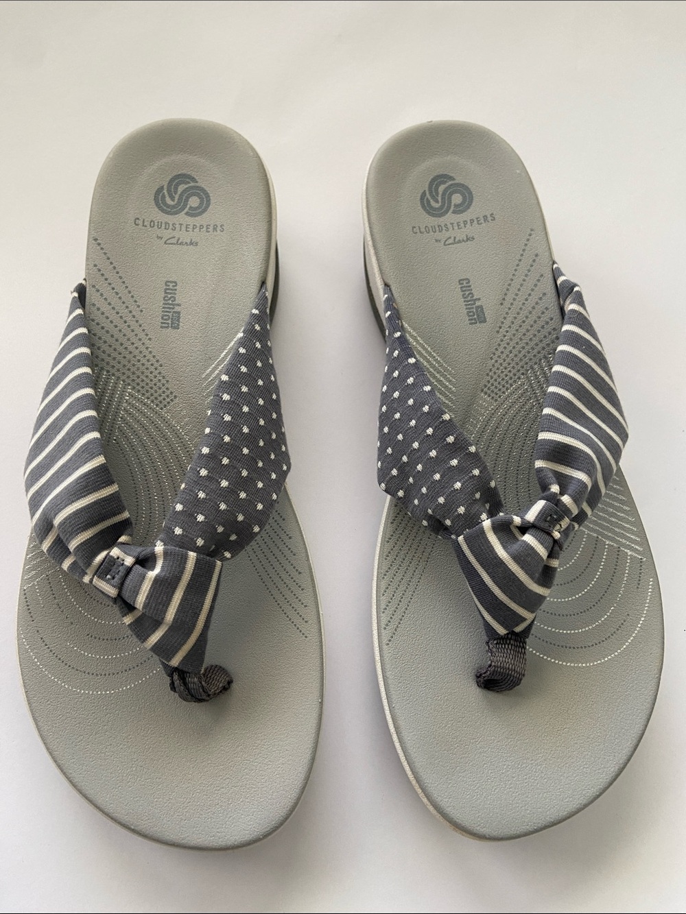 Clarks Cloudsteppers Women's Gray & White Sandals, Stripes & Dots Pattern, sz 7